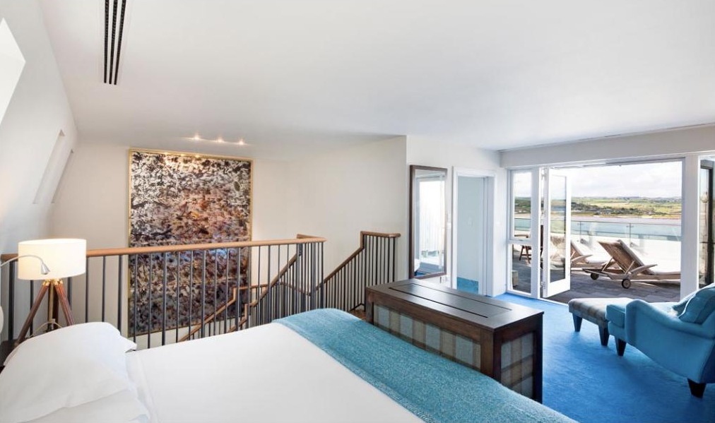 Cliff House Hotel - Split-level suite bedroom